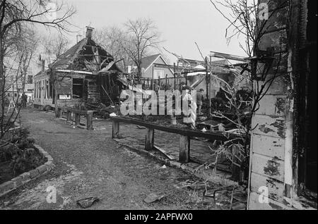 Cafe-Restaurant Neeltje Pater in Broek in Waterland bruciato, gran parte è stato monumento storico Data: 23 febbraio 1981 luogo: Broek in Waterland Parole Chiave: Fuochi, caffè, ristoranti Foto Stock