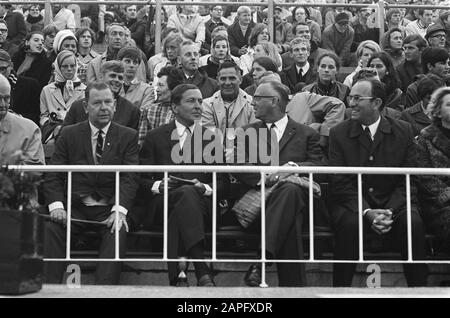 Haarlem Baseball Week Descrizione: California Stags versus Netherlands; Prince Claus in the stands Data: 25 Giugno 1969 Località: Haarlem, Noord-Holland Parole Chiave: Baseball, principi, spettatori Nome personale: Claus, Prince Foto Stock