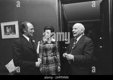 Il primo Ministro canadese Trudeau offre pranzo di governo presso la residenza dell'ambasciatore canadese; Trudeau, la signora Trudeau e Den Uyl Data: 28 febbraio 1975 Parole Chiave: Residenze ufficiali, pranzi Nome personale: Trudeau, Pierre, Uyl, Joop den Foto Stock