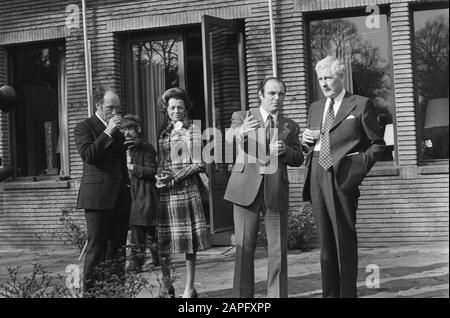 Il primo Ministro canadese Trudeau offre il pranzo di governo alla residenza dell'ambasciatore canadese; Trudeau e la moglie davanti all'ufficio Data: 28 febbraio 1975 Parole Chiave: Moglie, residenze d'ufficio Nome personale: Trudeau, Pierre Foto Stock