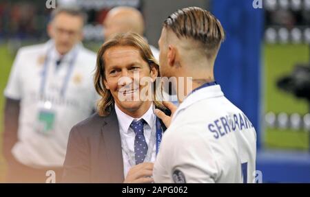 Ex giocatore del Real Madrid Míchel Salgado con Sergio Ramos dopo la finale della UEFA Champions League tra Juventus e il Real Madrid CF allo Stadio Nazionale del Galles di Cardiff Foto Stock