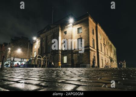 Esterno vista notturna di High Court sul Royal Mile nella città vecchia di Edimburgo, Scozia, Regno Unito Foto Stock