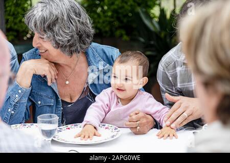 Nonna con nipote in giro al pranzo all'aperto per famiglie, Firenze, Italia Foto Stock