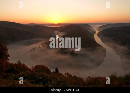 Grande Anello Del Fiume Saar In Autunno, Mettlach, Saar Valley, Saarland, Germania Foto Stock