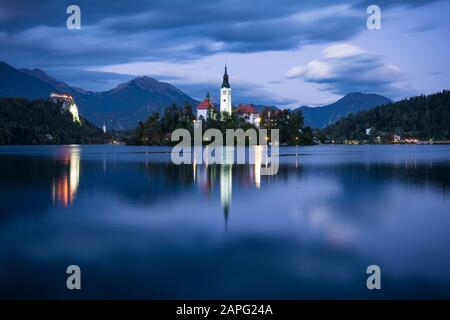 Isola di Bled con Chiesa dell'Assunzione al tramonto, Lago di Bled, alta Carniola, Slovenia Foto Stock