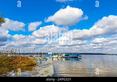 Moli per barche sul lago Wannsee a Berlino, Germania. Wannsee (o Grosser Wannsee) è un'insenatura del fiume Havel vicino alla località di Wannsee e Nikolassee Foto Stock