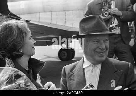 Arrivo degli attori Charlie Chaplin e Peter Ustinov e delle loro mogli a Schiphol Descrizione: Charlie Chaplin e moglie Oona o'Neill Data: 23 Giugno 1965 luogo: Noord-Holland, Schiphol Parole Chiave: Arrivi, arrivi, ecc. attori, mogli Nome personale: Chaplin, Charlie, Neill, Oona o' Foto Stock