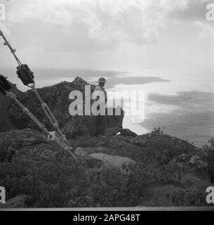 Viaggio in Suriname e le Antille Olandesi Descrizione: Charles Stellrecht alla torre sulle rocce vicino a St. Jonh su Saba Data: 1947 Località: Antille Olandesi, Saba Parole Chiave: Rocce Nome personale: Stellrecht, Charles Institution Nome: Radio Antenne Foto Stock