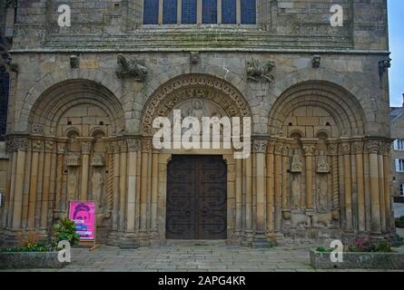 Dinan, FRANCIA - Aprile 7th 2019 - Enorme vecchia chiesa cattolica in pietra medievale Foto Stock