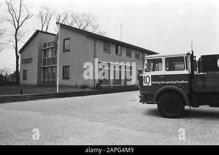 Chauffeursschool in Lunteren aperto; esterno nuovo centro di studio con camion Data: 15 marzo 1976 posizione: Gelderland, Lunteren Parole Chiave: Autisti, scuole, camion Foto Stock