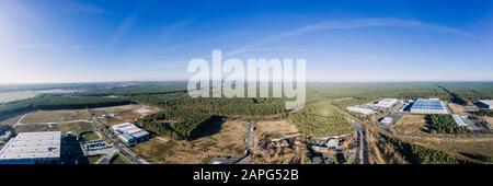 Foto drone della foresta di Grunheide, Berlino-Brandeburgo, fabbrica Tesla Giga Foto Stock
