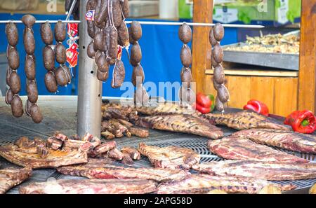 Caravaca de la Cruz, Murcia, Spagna, 7 novembre 2019: Maiale arrosto e molti tagli di carne in una stalla alimentare a bordo strada durante il mercato medievale Foto Stock