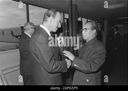 Ministro cinese degli Affari Esteri, Huang Hua dice addio a Van der Klauw a Schiphol Data: 11 giugno 1978 Parole Chiave: Feed, Ministri Foto Stock