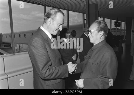 Ministro cinese degli Affari Esteri, Huang Hua dice addio a Van der Klauw a Schiphol Data: 11 giugno 1978 Parole Chiave: Feed, Ministri Foto Stock