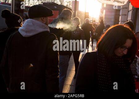 Un uomo esalerà una nuvola di fumo di vape al sole invernale su Piccadilly, il 20th gennaio 2020, a Londra, Inghilterra. Foto Stock