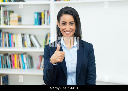 Businesswoman maturo latino-americano di successo con blazer all'ufficio dell'azienda Foto Stock