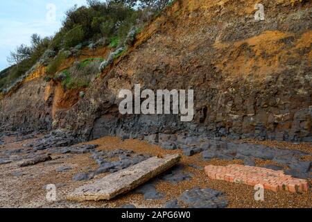 Effetti di erosione costiera Bawdsey Ferry Suffolk in Inghilterra Foto Stock