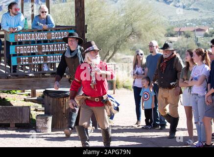 Spettacolo Di Cowboy Nella Città Fantasma Di Goldfield, Phoenix, Arizona Foto Stock