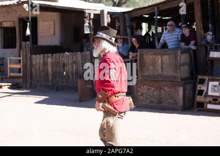 Spettacolo Di Cowboy Nella Città Fantasma Di Goldfield, Phoenix, Arizona Foto Stock