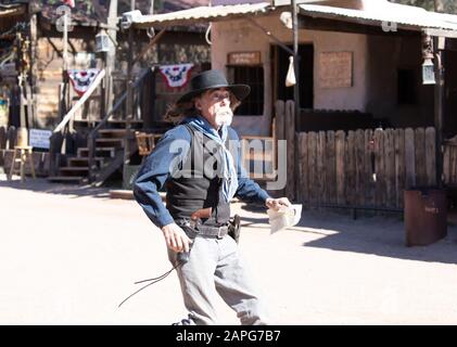 Spettacolo Di Cowboy Nella Città Fantasma Di Goldfield, Phoenix, Arizona Foto Stock