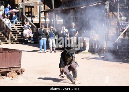 Spettacolo Di Cowboy Nella Città Fantasma Di Goldfield, Phoenix, Arizona Foto Stock