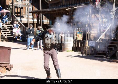 Spettacolo Di Cowboy Nella Città Fantasma Di Goldfield, Phoenix, Arizona Foto Stock