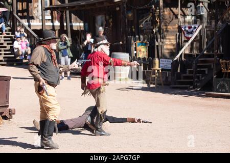 Spettacolo Di Cowboy Nella Città Fantasma Di Goldfield, Phoenix, Arizona Foto Stock