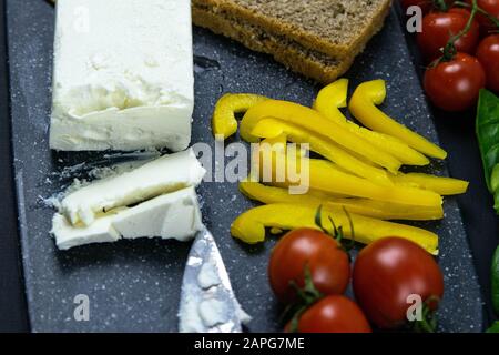 Formaggio feta a fette con pomodori, pepe bulgaro e pane. Viste dall'alto Foto Stock