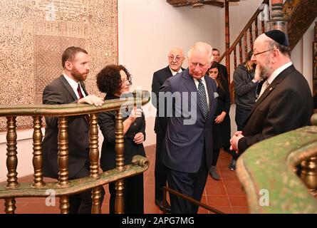 Il Principe del Galles vede una sinagoga ricostruita in un tour del Museo d'Israele a Gerusalemme il primo giorno della sua visita in Israele e nei territori palestinesi occupati. Foto PA. Data Immagine: Giovedì 23 Gennaio 2020. Vedi la storia di PA ROYAL Charles. La carta fotografica dovrebbe leggere: Filo Neil Hall/PA Foto Stock