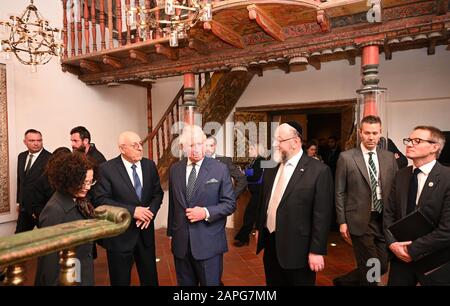 Il Principe del Galles vede una sinagoga ricostruita in un tour del Museo d'Israele a Gerusalemme il primo giorno della sua visita in Israele e nei territori palestinesi occupati. Foto PA. Data Immagine: Giovedì 23 Gennaio 2020. Vedi la storia di PA ROYAL Charles. La carta fotografica dovrebbe leggere: Filo Neil Hall/PA Foto Stock