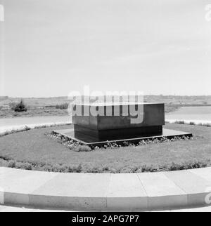 Israele 1964-1965: Gerusalemme (Gerusalemme), Herzlberg Descrizione: Primo piano del monumento funebre Annotazione: Herzlberg, chiamato anche Monte della memoria, è il cimitero nazionale di Israele, sul lato ovest di Gerusalemme. La montagna prende il nome da Theodor Herzl, il fondatore del sionismo politico moderno. La tomba di Herzl è in cima alla collina Data: 1964 Località: Herzlberg, Israele, Gerusalemme Parole Chiave: Cimiteri, monumenti, parchi nazionali, panorami Foto Stock