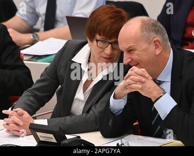 Potsdam, Germania. 23rd Gen 2020. Kathrin Schneider (SPD), Ministro e Capo della Cancelleria di Stato, parla a Dietmar Woidke (SPD) durante la sessione conclusiva del parlamento statale. Credito: Bernd Settnik/dpa-Zentralbild/ZB/dpa/Alamy Live News Foto Stock