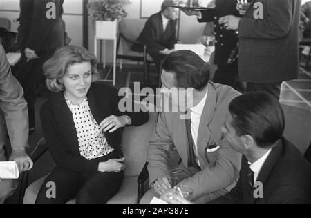 Cocktail Party Stephen Boyd E Dolores Hart. Philip Dun, Dolores Hart E Stephen Boyd Data: 20 Giugno 1961 Parole Chiave: Cocktail Party'S Personality: Boyd, Stephen, Dolores Heart Foto Stock