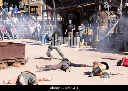 Spettacolo Di Cowboy Nella Città Fantasma Di Goldfield, Phoenix, Arizona Foto Stock