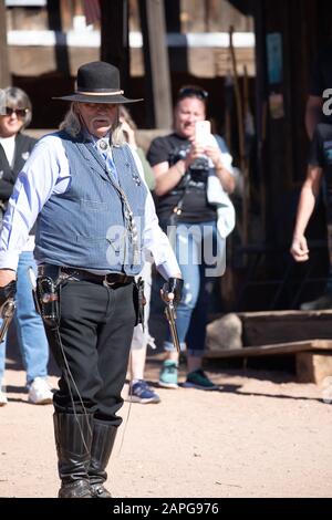 Spettacolo Di Cowboy Nella Città Fantasma Di Goldfield, Phoenix, Arizona Foto Stock