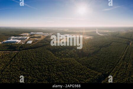 Foto drone della foresta di Grunheide, Berlino-Brandeburgo, fabbrica Tesla Giga Foto Stock