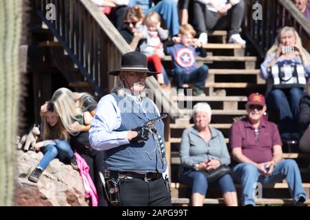 Spettacolo Di Cowboy Nella Città Fantasma Di Goldfield, Phoenix, Arizona Foto Stock