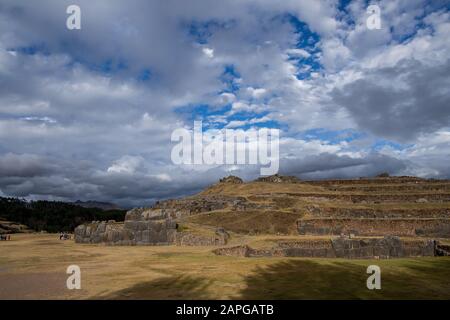 Splendida vista sui campi erbosi e le scogliere sotto incredibili nuvole nel cielo Foto Stock