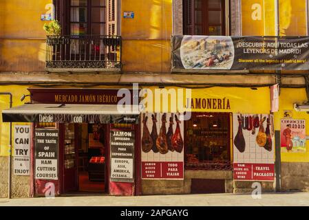 Mercato iberico del prosciutto a Madrid, Spagna. Specialità tipiche spagnole, che vendono specialità alimentari nazionali. Souvenir alimentari dalla Spagna. Foto Stock