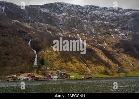 Bella foto di edifici sulla riva vicino Naeroyfjord in Norvegia Foto Stock