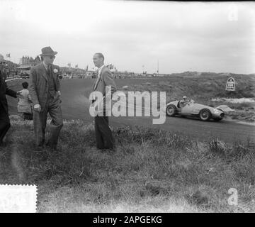 Grand Prix Zandvoort 1953 Descrizione: Autoraces Dutch Grand Prix Zandvoort. Prince Bernhard sul circuito Data: 7 giugno 1953 Località: Noord-Holland, Zandvoort Parole Chiave: Automobili, casa reale, principi, sport Nome personale: Bernhard, principe Foto Stock