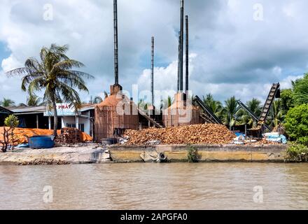 Forni da cocco Delta Mekong, Vietnam, utilizzati per bruciare bucce di cocco Foto Stock