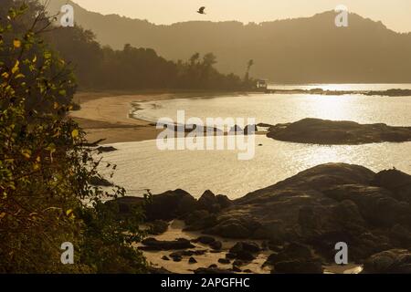 Vista mattutina della spiaggia di Om alla luce del sole. Gokarna. India Foto Stock