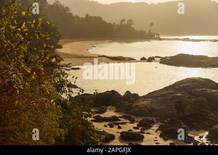 Vista mattutina della spiaggia di Om alla luce del sole. Gokarna. India Foto Stock