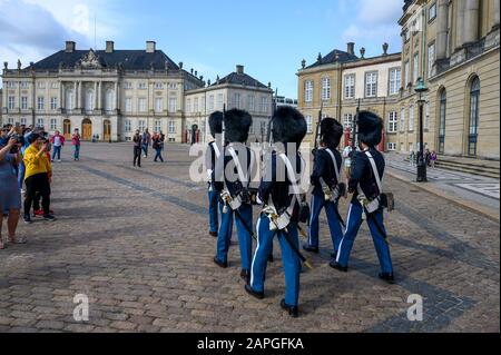 I turisti guardano Il Cambio della Guardia al Palazzo reale di Amalienborg, Copenhagen, Danimarca Foto Stock