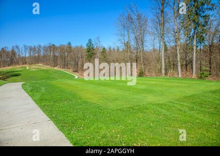 Un campo da golf di Otocec, Slovenia, in una giornata estiva soleggiata Foto Stock