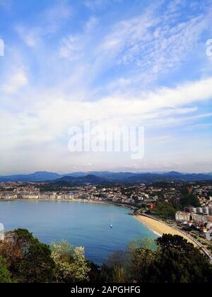 Immagine verticale di uno scenario perfetto di una spiaggia tropicale nella città di San Sebastian, Spagna Foto Stock