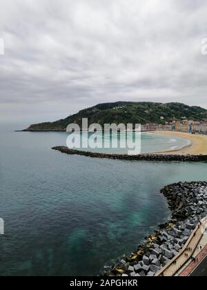 Immagine verticale di uno scenario perfetto di una spiaggia tropicale nella città di San Sebastian, Spagna Foto Stock