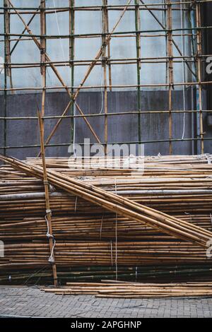 Pali di bambù per impalcature su cantiere - Foto Stock