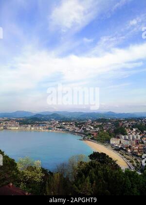 Immagine verticale di uno scenario perfetto di una spiaggia tropicale nella città di San Sebastian, Spagna Foto Stock